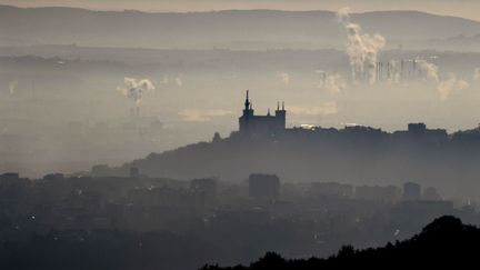 La ville de Lyon, lors du pic de pollution le 8 décembre 2016. (PHILIPPE DESMAZES / AFP)