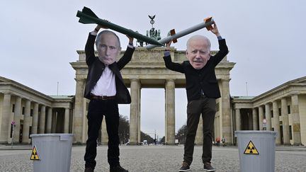 Des militants anti-nucléaires avec des masques de Vladimir Poutine et de Joe Biden à Berlin (Allemagne), le 29 janvier 2021.&nbsp; (JOHN MACDOUGALL / AFP)