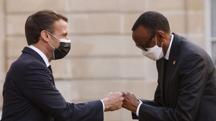 Le chef de l'Etat, Emmanuel Macron, salue le président rwandais, Paul Kagame, le 17 mai 2021 au palais de l'Elysée, à Paris. (LUDOVIC MARIN / AFP)