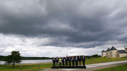 Les dirigeants participants au sommet du G8 posent pour les photographes &agrave; Lough Erne (Irlande du Nord), le 18 juin 2013. (YVES HERMAN / REUTERS)