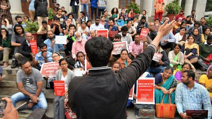 Un rassemblement&nbsp;à Bangalore (Inde), le 5 août 2019, après la décision de l'Inde de révoquer l'autonomie du Cachemire. (MANJUNATH KIRAN / AFP)