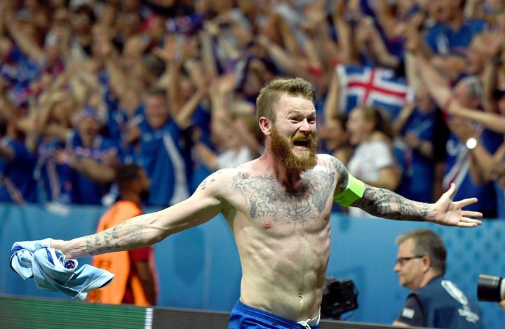 Le défenseur et capitaine islandais Aron Gunnarsson, le 27 juin 2016 à Nice (Alpes-Maritimes), lors de la victoire de l'Islande contre l'Angleterre, en quart de finale de l'Euro 2016. (FEDERICO GAMBARINI / DPA / AFP)