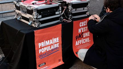 Sur un stand de la primaire populaire à Toulouse, le 22 janvier 2022. Photo d'illustration. (FREDERIC CHARMEUX / MAXPPP)