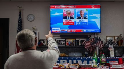 Un homme regarde les résultats de l'élection présidentielle américaine de l'État de Virginie, le 3 novembre 2020 à Sierra Vista, dans l'Arizona. (ARIANA DREHSLER / AFP)