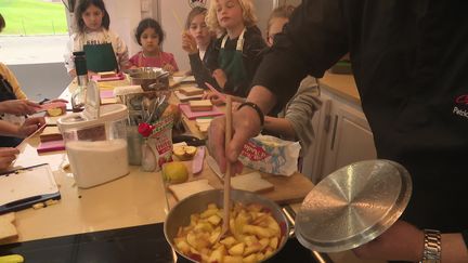 De jeunes élèves normands participent  à un atelier cuisine dans le Calvados (France 3)