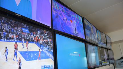 Plusieurs chaînes de télévision visibles sur des écrans. (JEAN-CHRISTOPHE BOURDILLAT / RADIO FRANCE)