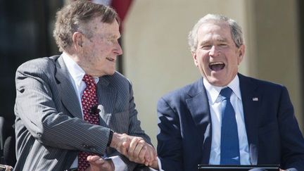 Les présidents Bush père et fils en 2013. (BRENDAN SMIALOWSKI / AFP)