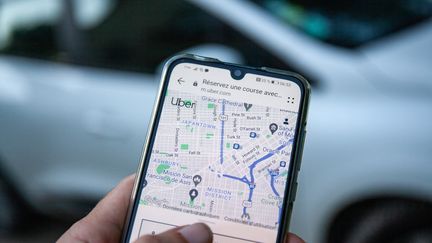 L'application Uber sur un téléphone, le 11 juillet 2022. (JEAN-MARC BARRERE / HANS LUCAS / AFP)