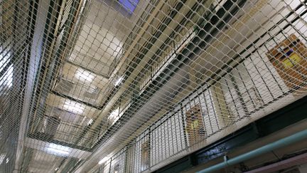 Un couloir de la prison de Fresnes avec filet de sécurité, pris en photo le 13 janvier 2015. (MATTHIEU ALEXANDRE / AFP)