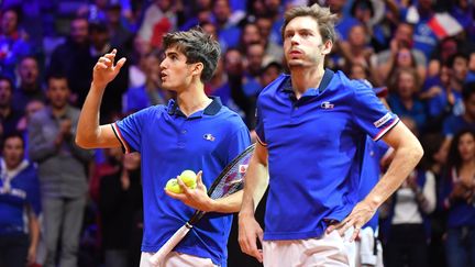 Les Français&nbsp;Pierre-Hugues Herbert&nbsp;(gauche) et&nbsp;Nicolas Mahut, à&nbsp;Villeneuve-d'Ascq (Nord), le 24 novembre 2018. (PHILIPPE HUGUEN / AFP)