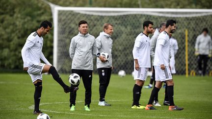 Le joueur iranien Masoud Shojaei (à gauche) à l'entraînement avec ses chaussures de la marque Nike, le 10 juin 2018 à Bakovka, près de Moscou (Russie). (ALEXANDER NEMENOV / AFP)