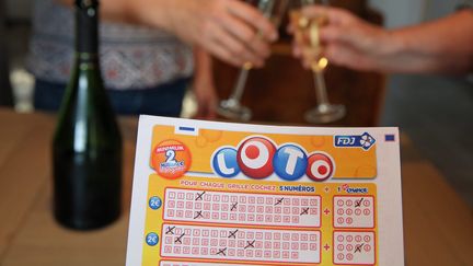 La Française des jeux (FDJ) lance un grand Loto de Noël dont les mises ont ouvert mercredi 22 novembre, pour une durée d'un mois. (MAXPPP)