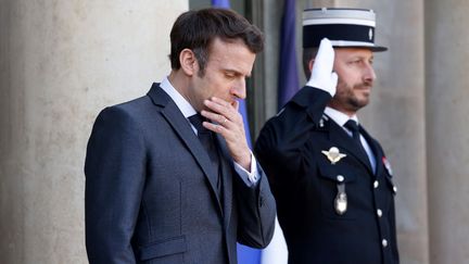 Le président de la République devant l'Elysée, lundi 21 mars 2022. (LUDOVIC MARIN / AFP)