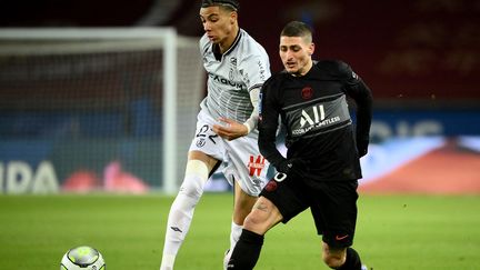 Le milieu de terrain italien du PSG Marco Verratti et l'attaquant français Hugo Ekitike, alors joueur du Stade de Reims, en janvier 2022. Photo d'illustration. (FRANCK FIFE / AFP)