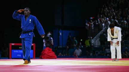 Joan-Benjamin Gaba après sa victoire en finale de judo par équipe aux Jeux olympiques de Paris 2024. (LUIS ROBAYO / AFP)