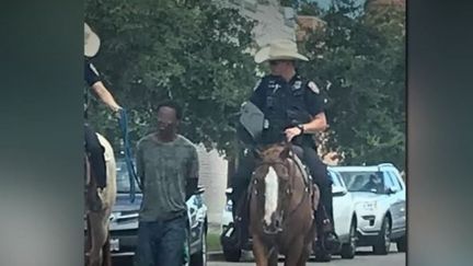 États-Unis : la photo de l'arrestation d'un homme noir tenu par une corde choque l'opinion