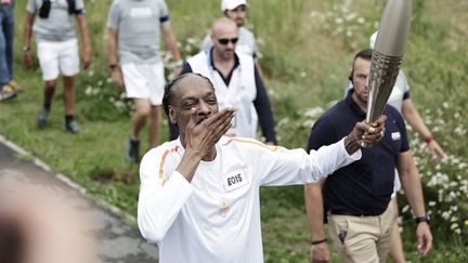 La star planétaire et rappeur américain Snoop Dogg se balade dans Saint-Denis (Seine-Saint-Denis), le 26 juillet 2024. Qui l'eût cru avant les Jeux ? (STEPHANE DE SAKUTIN / AFP)