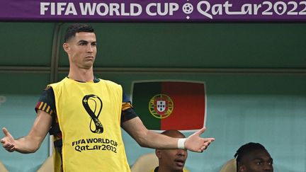 Cristiano Ronaldo réagit sur le banc des remplaçants lors du huitièmes de finale de la Coupe du monde entre le Portugal et la Suisse, le 6 décembre 2022 à Lusail.&nbsp; (PAUL ELLIS / AFP)