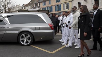 Les proches de G&eacute;rald Babin, mort pendant le tournage de l'&eacute;mission "Koh-Lanta"&nbsp;le 22 mars au Cambodge, lors de ses fun&eacute;railles, le 5 avril 2013 &agrave; Nemours (Seine-et-Marne). (JACQUES DEMARTHON / AFP)