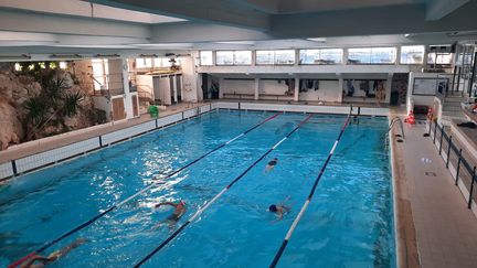 La piscine du Sporting club Corniche à Marseille, le 5 janvier 2023. (OLIVIER MARTOCQ / RADIO FRANCE)