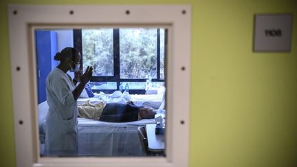 Une chambre de l'hôpital psychiatrique de Ville-Evrard (Seine-Saint-Denis), le 3 novembre 2020. (CHRISTOPHE ARCHAMBAULT / AFP)