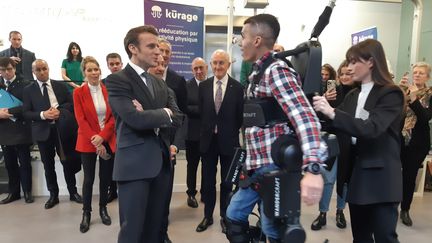 Suleyman, ancien militaire, est paraplégique, en fauteuil roulant. Il teste l’exosquelette Wandercraft pour la deuxième fois devant Emmanuel Macron, le 26 janvier 2023 à Paris. (SOLENNE LE HEN / RADIO FRANCE)