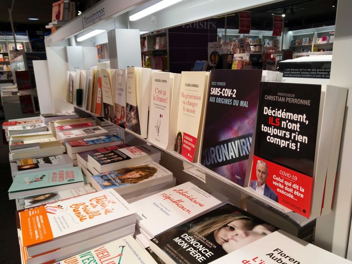 Un ouvrage de Christian Perronne se trouve en tête du présentoir "Témoignages" de la Fnac des Champs-Elysées à Paris, le 13 septembre 2021. (JULIEN NGUYEN DANG / FRANCEINFO)