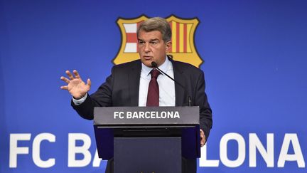 Le président du FC Barcelone, Joan Laporta, lors de sa conférence de presse suite au départ de Lionel Messi, vendredi 6 août 2021. (PAU BARRENA / AFP)