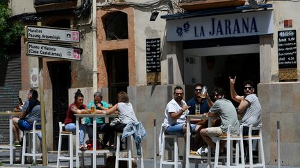 Des personnes en terrasse à Tarragone (Catalogne), en mai 2020. (LLUIS GENE / AFP)