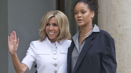 Brigitte Macron et Rihanna sur le perron de l'Elysée (26/07/2017)
 (Michel Euler/AP/SIPA)