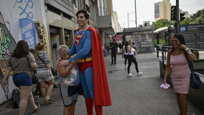 Léonardo Muylaert, le "Superman brésilien", dans le quartier de Tijuca, à Rio de Janeiro, au Brésil, le 18 mars 2024. (MAURO PIMENTEL / AFP)