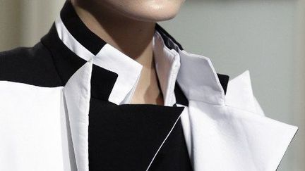 Rad  Hourani  présente son prêt-à-porter à New York et sa ligne phare à Paris. Né en Jordanie et élevé au Canada, ce créateur protéiforme présente des collections unisexe et des défilés où mannequins hommes et femmes se cotoient. Il a présenté pour la première fois sa couture à Paris en juillet 2012.
 (P. Kovarik / AFP)