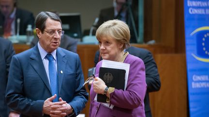 Le pr&eacute;sident de Chypre, Nicos Anastasiades, et la chanceli&egrave;re allemande,&nbsp;Angela Merkel, durant les n&eacute;gociations du plan d'aide, le 15 mars 2013 &agrave; Berlin. (BERTRAND LANGLOIS / AFP)