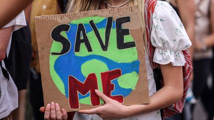 Une manifestante pour le climat en septembre 2022, à Toulouse. (CHARLY TRIBALLEAU / AFP)