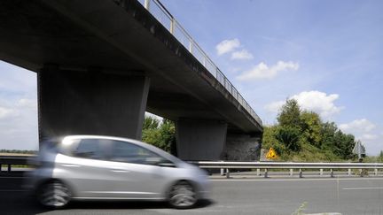 Dans la nuit du 31 juillet au 1er ao&ucirc;t, plusieurs jeunes ont &eacute;t&eacute; vus en train de jeter de lourds sacs de gravats depuis ce pont pont qui enjambe l'autoroute A2 &agrave;&nbsp;Havrincourt (Pas-de-Calais). Une Allemande avait &eacute;t&eacute; tu&eacute;e par un de ces sacs. (  MAXPPP)