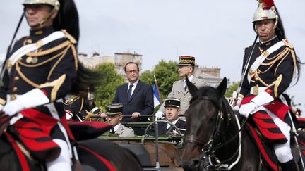 Le pr&eacute;sident Fran&ccedil;ois Hollande dans son v&eacute;hicule militaire parade sur les Champs-Elys&eacute;es, le 14 juillet 2014. (GONZALO FUENTES / AFP)