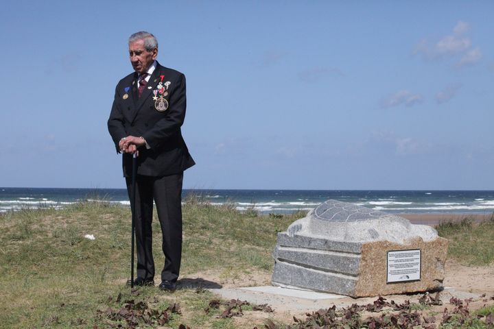 Charles Shay, vétéran amérindien du Débarquement de 95 ans, au Mémorial qui porte son nom à Omaha Beach.&nbsp;&nbsp;
 (VICTOR MATET / FRANCE-INFO)