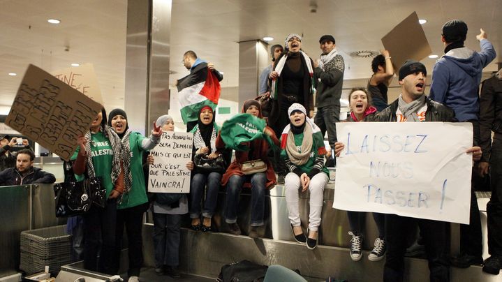 Des militants pro-palestiniens manifestant &agrave; l'a&eacute;roport Zaventem de Bruxelles (Belgique) le 15 avril 2012. (SEBASTIEN PIRLET / REUTERS)