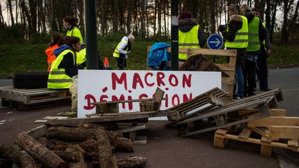 Des "gilets jaunes" manifestent à Dinan (Côtes-d'Armor), le 20 novembre 2018. (MARTIN BERTRAND / HANS LUCAS / AFP)