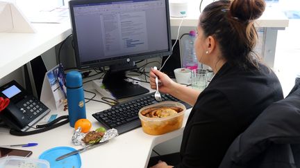 De plus en plus, on prépare sa gamelle à la maison et on mange sur son lieu de travail. (VANESSA MEYER / MAXPPP)