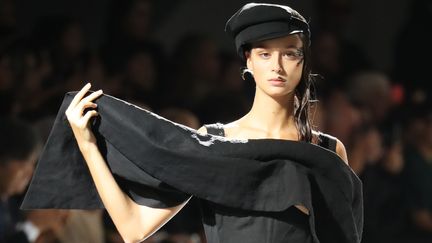 Le noir reste la marque de fabrique du créateur japonais qui le conjugue à l'envi sur sa garde-robe. Yohji Yamamoto montre, une fois encore, que tout en restant fidèle à lui-même et à l'élégance bohème qu'il prône depuis toujours, il sait apporter le petit twist qui change la silhouette, même si elle est toute de noire vêtue ! Des touches de blancs, de gris, de rouges.... apportant à la silhouette toujours trés travaillée la petite touche nécessaire.
 (Koki Kataoka / Yomiuri / The Yomiuri Shimbun)