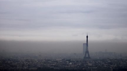 Paris sous un brouillard de pollution, le 6 décembre 2017. (MAXPPP)