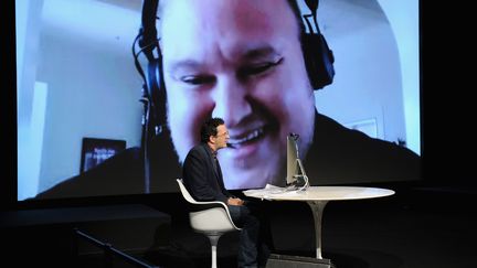 Kim Dotcom lors d'un entretien depuis la Nouvelle-Z&eacute;lande, le 11 octobre 2014, avec un journaliste, &agrave; New York. (BRYAN BEDDER / GETTY IMAGES NORTH AMERICA / AFP)