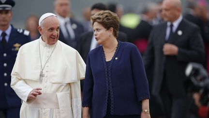 Le pape Fran&ccedil;ois et la pr&eacute;sidente du Br&eacute;sil, Dilma Rousseff, &agrave; l'arriv&eacute;e du souverain pontife &agrave; Rio de Janeiro (Br&eacute;sil), le 22 juillet 2013. (JORGE SAENZ / AP / SIPA)