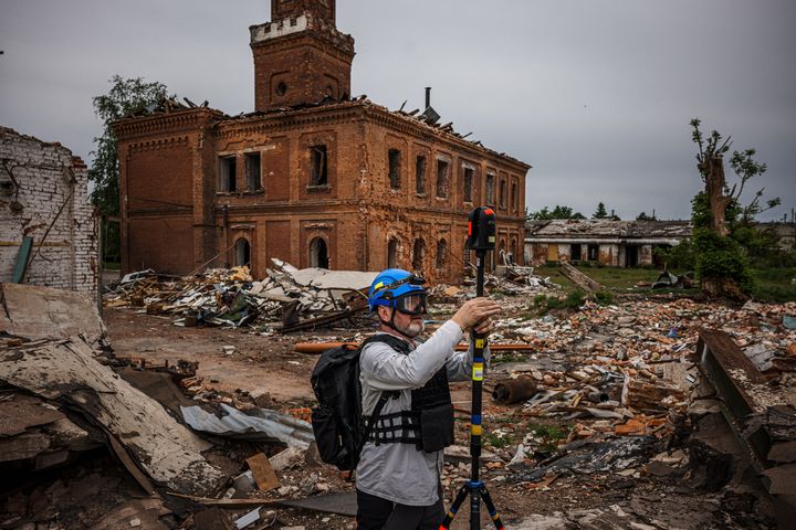 Opération d'enregistrement au laser de la caserne de pompiers de Kharkiv pour en garder la mémoire et pour documenter les destructions de la guerre (26 mai 2022) (DIMITAR DILKOFF / AFP)