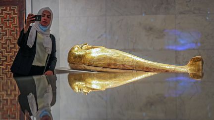 Un sarcophage doré au Musée de la civilisation égyptienne, dans le quartier Fustat du Vieux Caire, lors de sa réouverture officielle, le 4 avril 2021. (MAHMOUD KHALED / AFP)