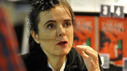 Amélie Nothomb lors d'une séance de dédicaces à Lille en novembre 2016
 (SARAH ALCALAY/SIPA)