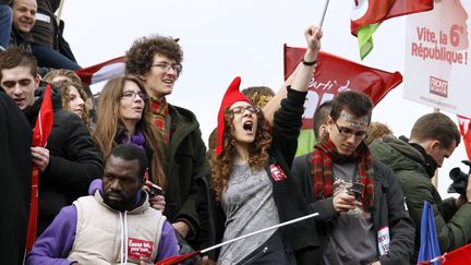 Des partisans de Jean-Luc M&eacute;lenchon assistent &agrave; son meeting sur la place de la Bastille &agrave; Paris, le 18 mars 2012. (FRANÇOIS GUILLOT / AFP PHOTO)