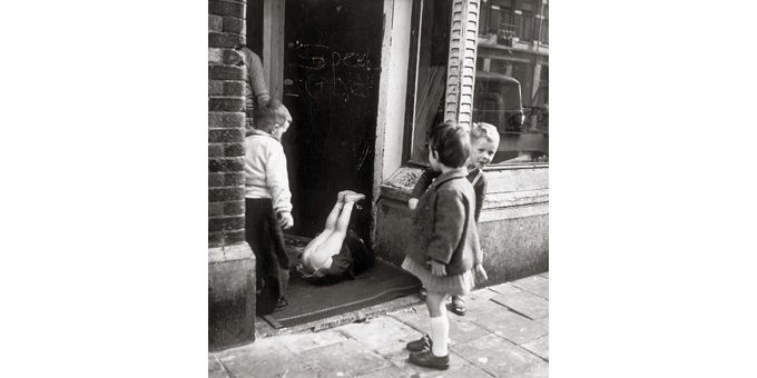 Borgerstraat (1960)
 (Eva Besnyö / Maria Austria Instituut, Amsterdam)