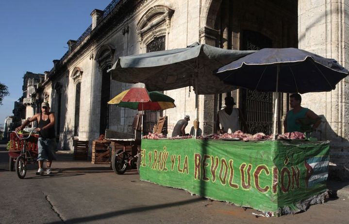 Vente privée de viande de porc dans les rues de La Havane en juillet 2015. (AFP/ Stringer)